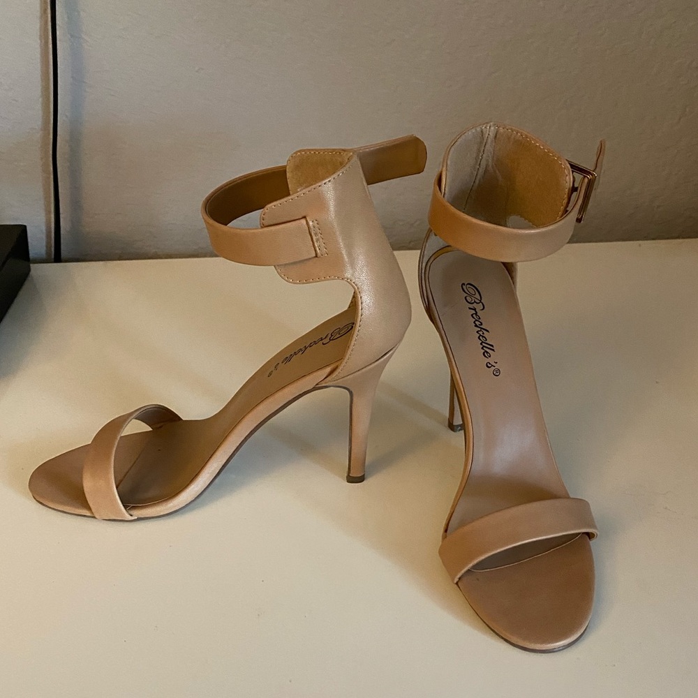 Breckelle tan heels